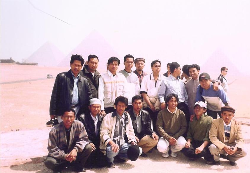 2004, Giza; The Pyramids4.jpg