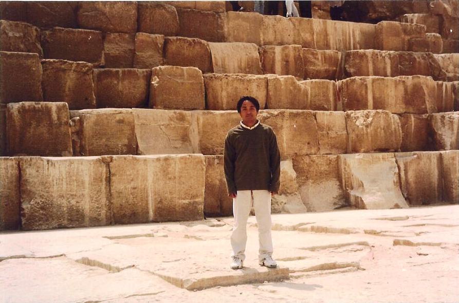 2004, Giza; the Pyramids9.jpg